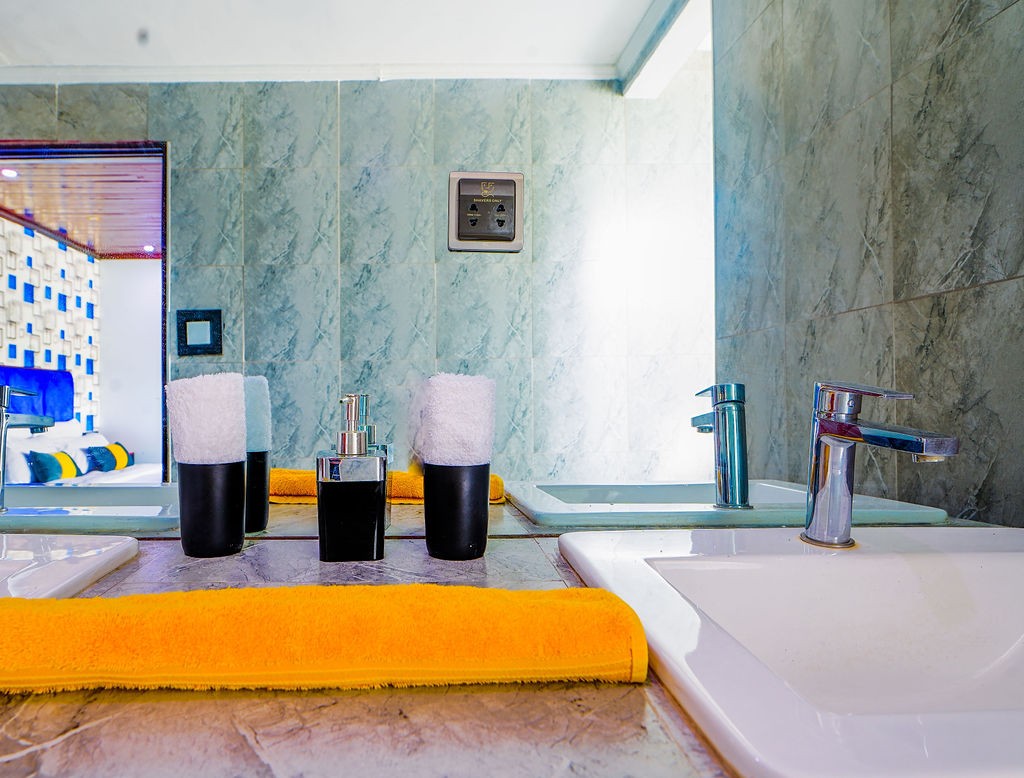 Main bathroom at Kitumo Mara Lodge